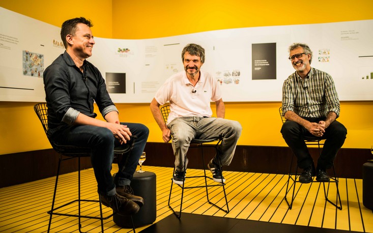 Cartunistas discutem sobre as obras da exposição “UM BRASIL em charges” Cartunistas discutem sobre as obras da exposição “UM BRASIL em charges”