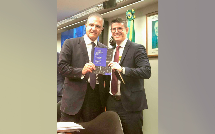 Deputado Julio Lopes, relator do GT de Digitalização e Desburocratização da Câmara dos Deputados, recebendo a Agenda do Cedi – projetos e medidas prioritários para o setor de varejo e serviços digitais Deputado Julio Lopes, relator do GT de Digitalização e Desburocratização da Câmara dos Deputados, recebendo a Agenda do Cedi – projetos e medidas prioritários para o setor de varejo e serviços digitais