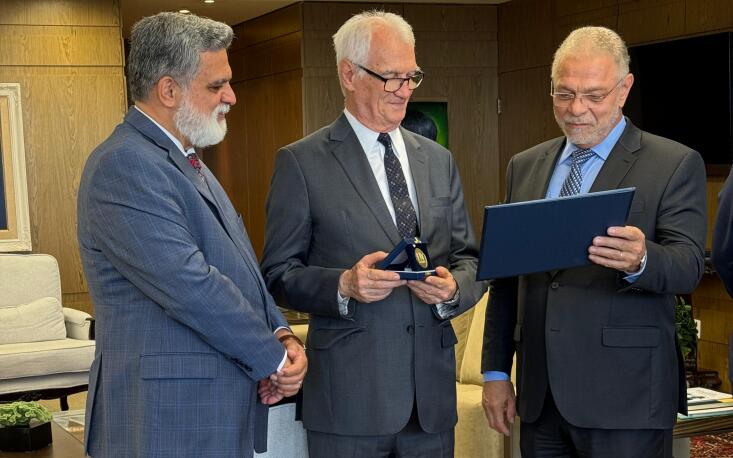 Presidente executivo recebe medalha comemorativa e diploma em alusão aos 80 anos da CLT Presidente executivo recebe medalha comemorativa e diploma em alusão aos 80 anos da CLT