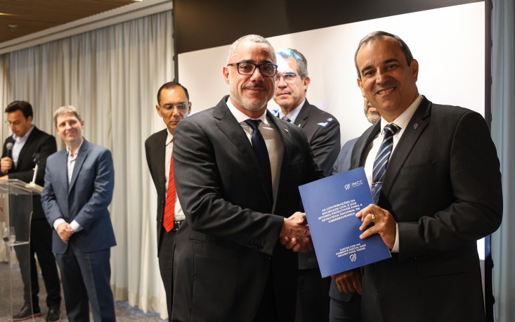 Entrega das propostas da sociedade civil para a Política Nacional de Cibersegurança, realizada pelo presidente do INCC a Ivan de Sousa Corrêa Filho, secretário-executivo do GSI (Foto: Edilson Dias) Entrega das propostas da sociedade civil para a Política Nacional de Cibersegurança, realizada pelo presidente do INCC a Ivan de Sousa Corrêa Filho, secretário-executivo do GSI (Foto: Edilson Dias)