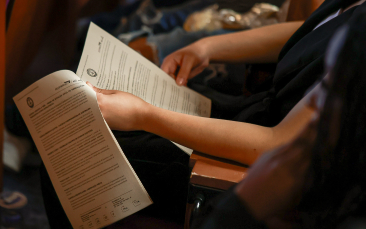 Durante a palestra, jovens puderam ter contato com um documento de convenção coletiva (Imagem: Edilson Dias) Durante a palestra, jovens puderam ter contato com um documento de convenção coletiva (Imagem: Edilson Dias)